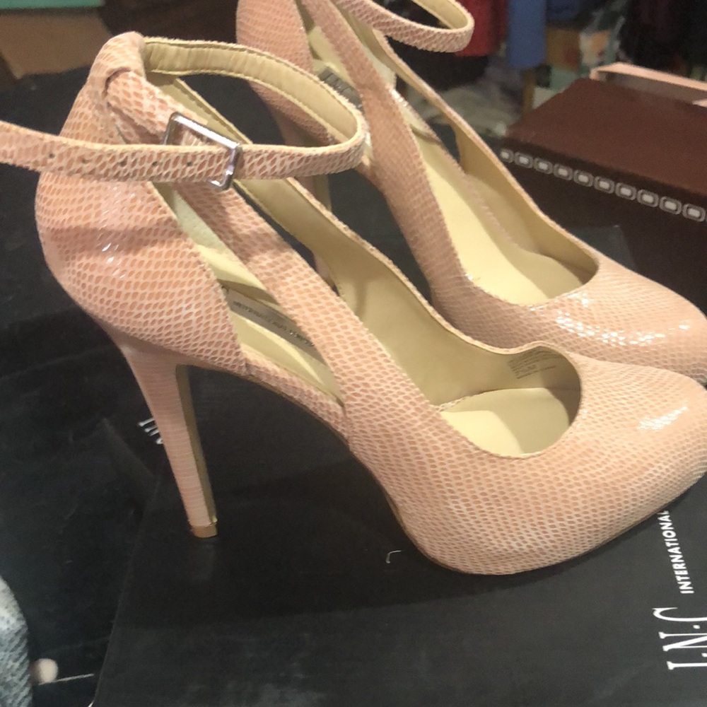NWT INC INTL CONCEPTS PETAL PINK HEELS.
